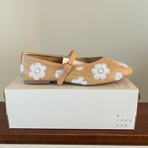 Women's Issa Raffia Floral Sequin Mary Jane Ballet Flat with Memory Foam.
